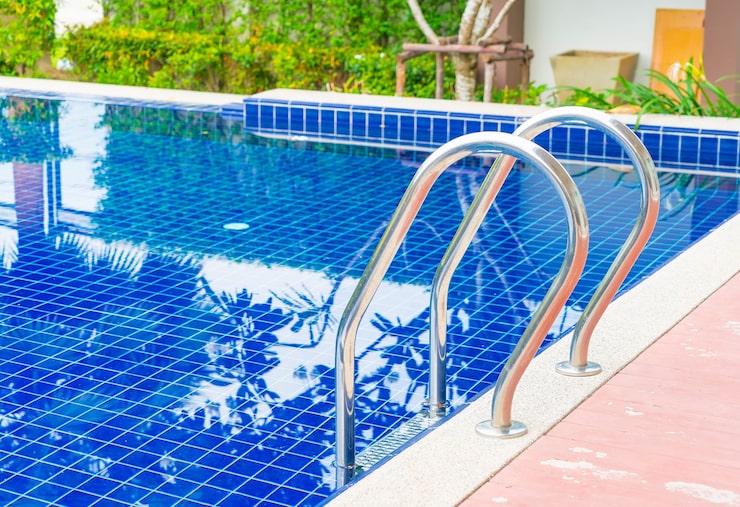 Pool cage cleaning